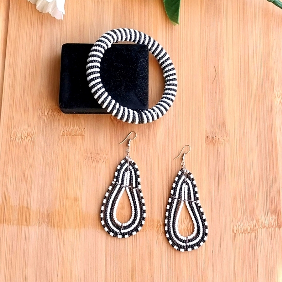 2PC Beautiful Kenyan Maasai Beaded Bracelet and Earrings Set - Picture 4 of 12